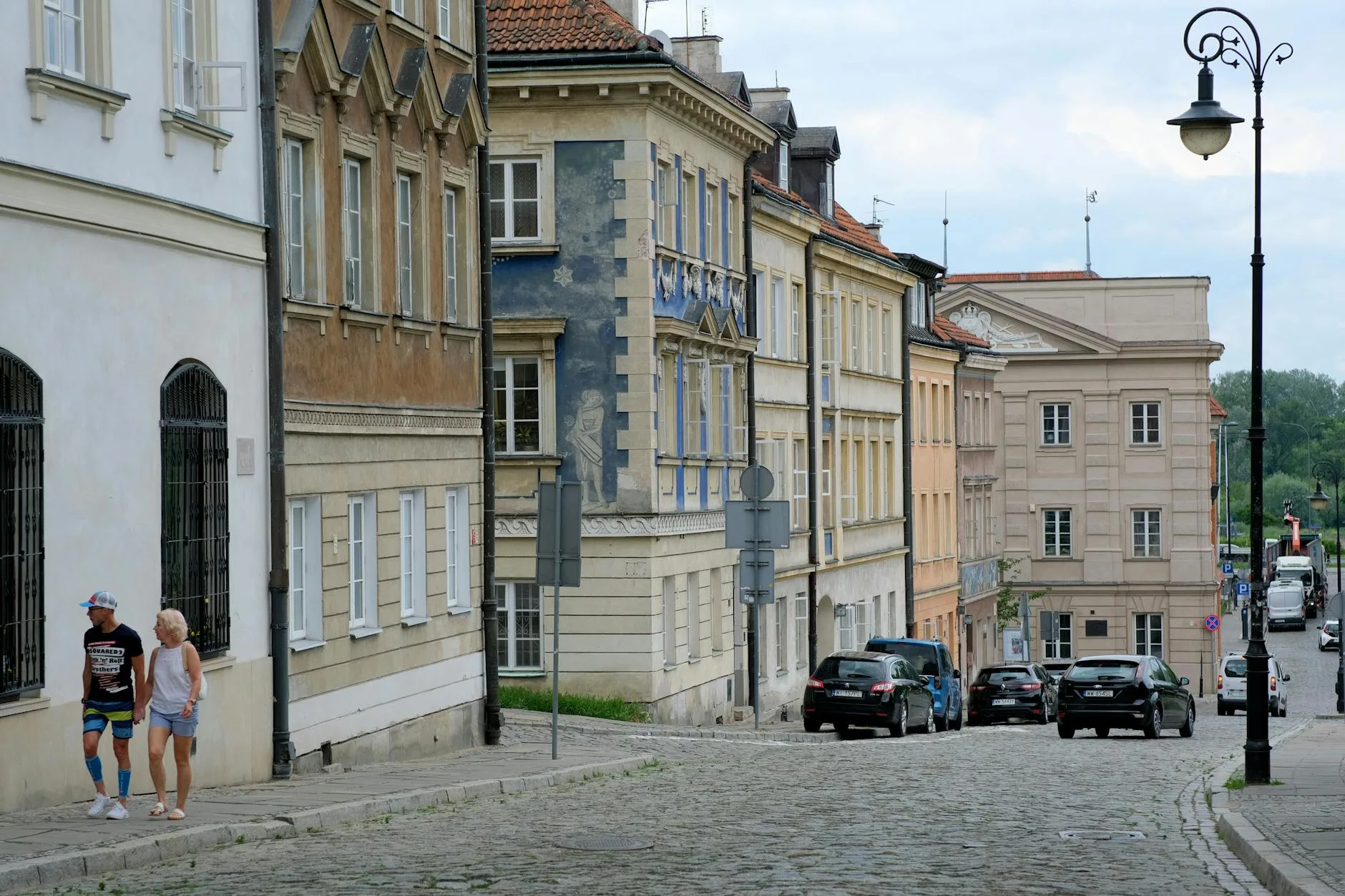 Historyczna ulica w europejskim mieście w słoneczny dzień