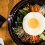 Miseczka bibimbap z wołowiną, warzywami i jajkiem sadzonym