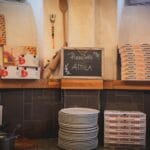 Przytulne wnętrze włoskiej pizzerii z pudełkami na pizzę na ladzie