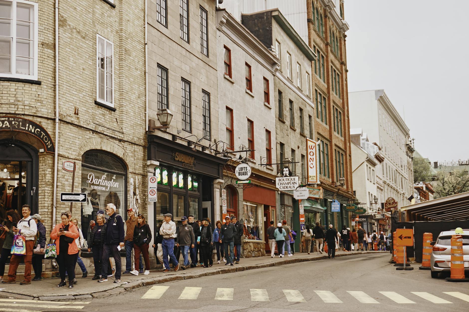 Tętniąca życiem ulica z zabytkowymi kamienicami i spacerującymi ludźmi