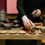 Tradycyjny zestaw do herbaty gongfu elegancko ułożony na stole