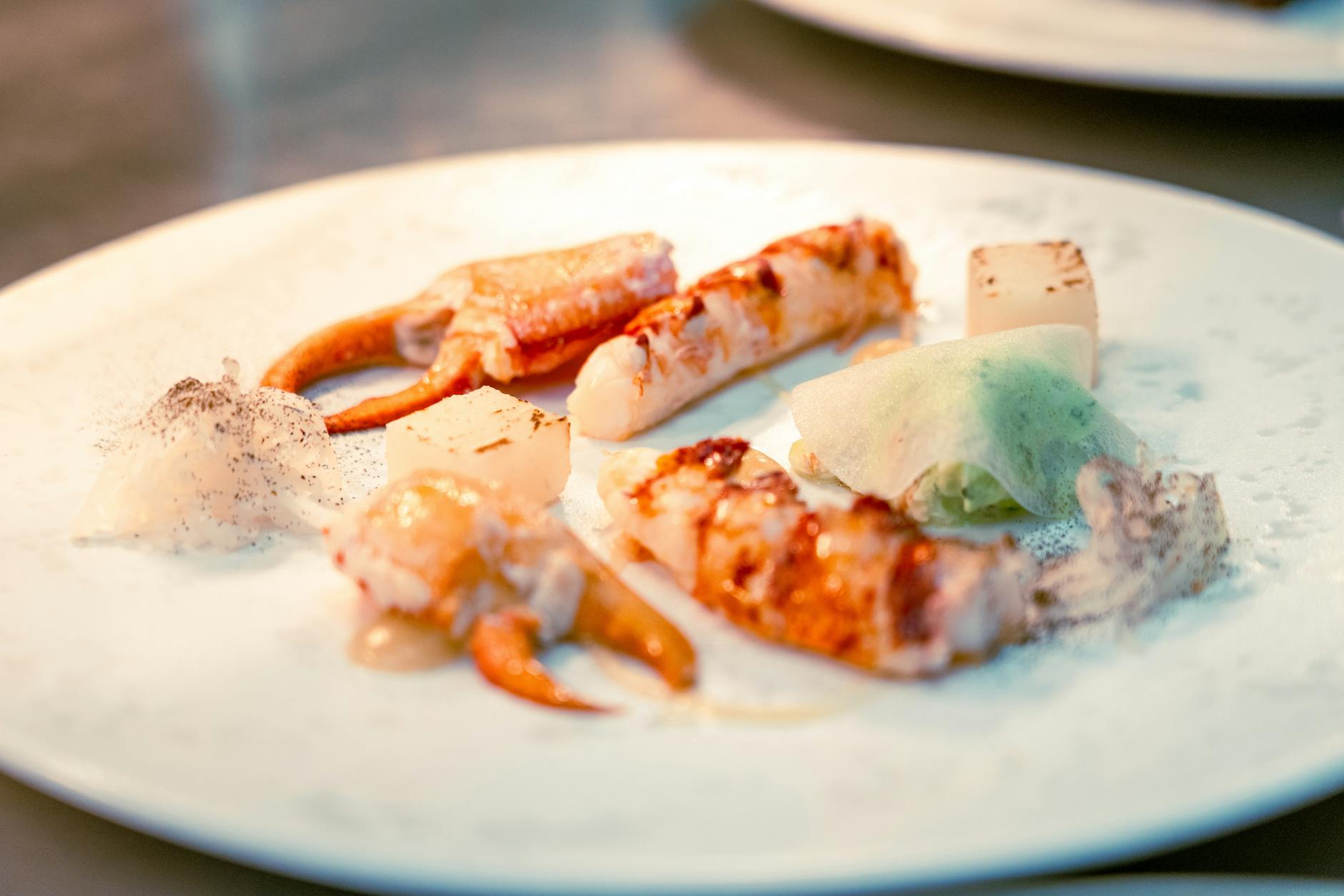 Eleganckie danie degustacyjne z krabem i homarem w restauracji fine dining