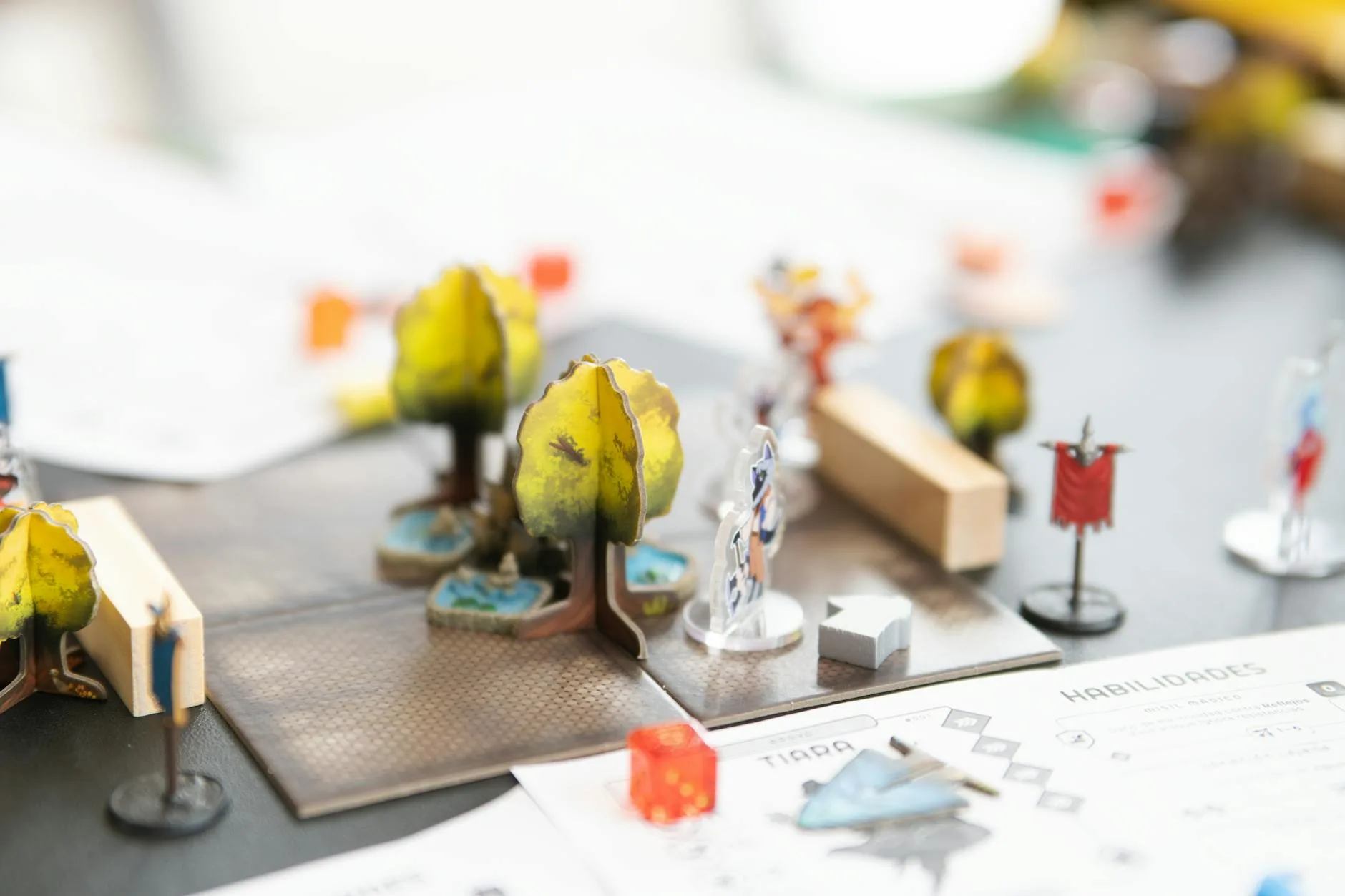 Stół do gry RPG z figurkami i kośćmi podczas sesji dla początkujących