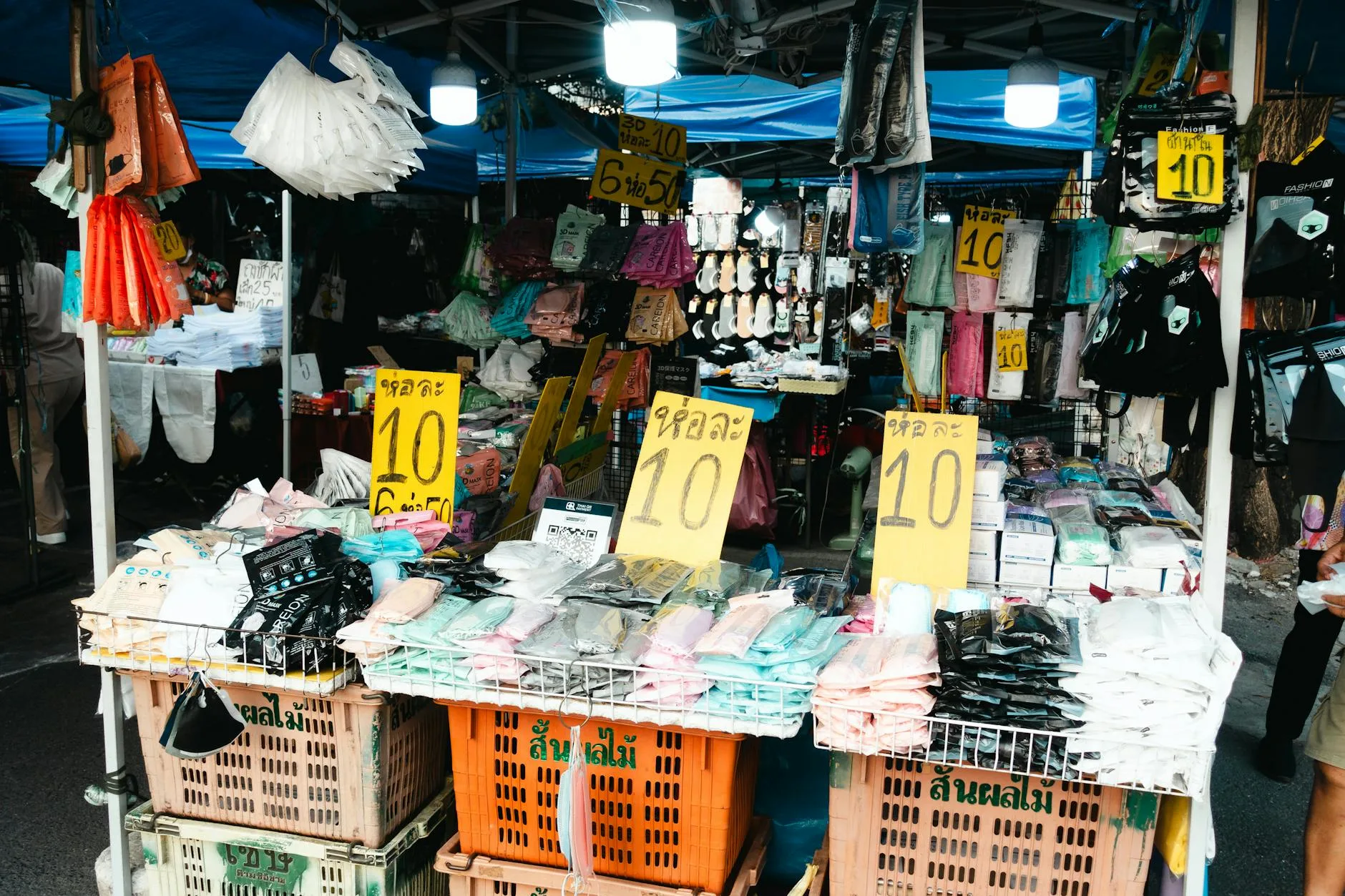 Tętniący życiem bazar uliczny w Stambule z kolorowymi straganami