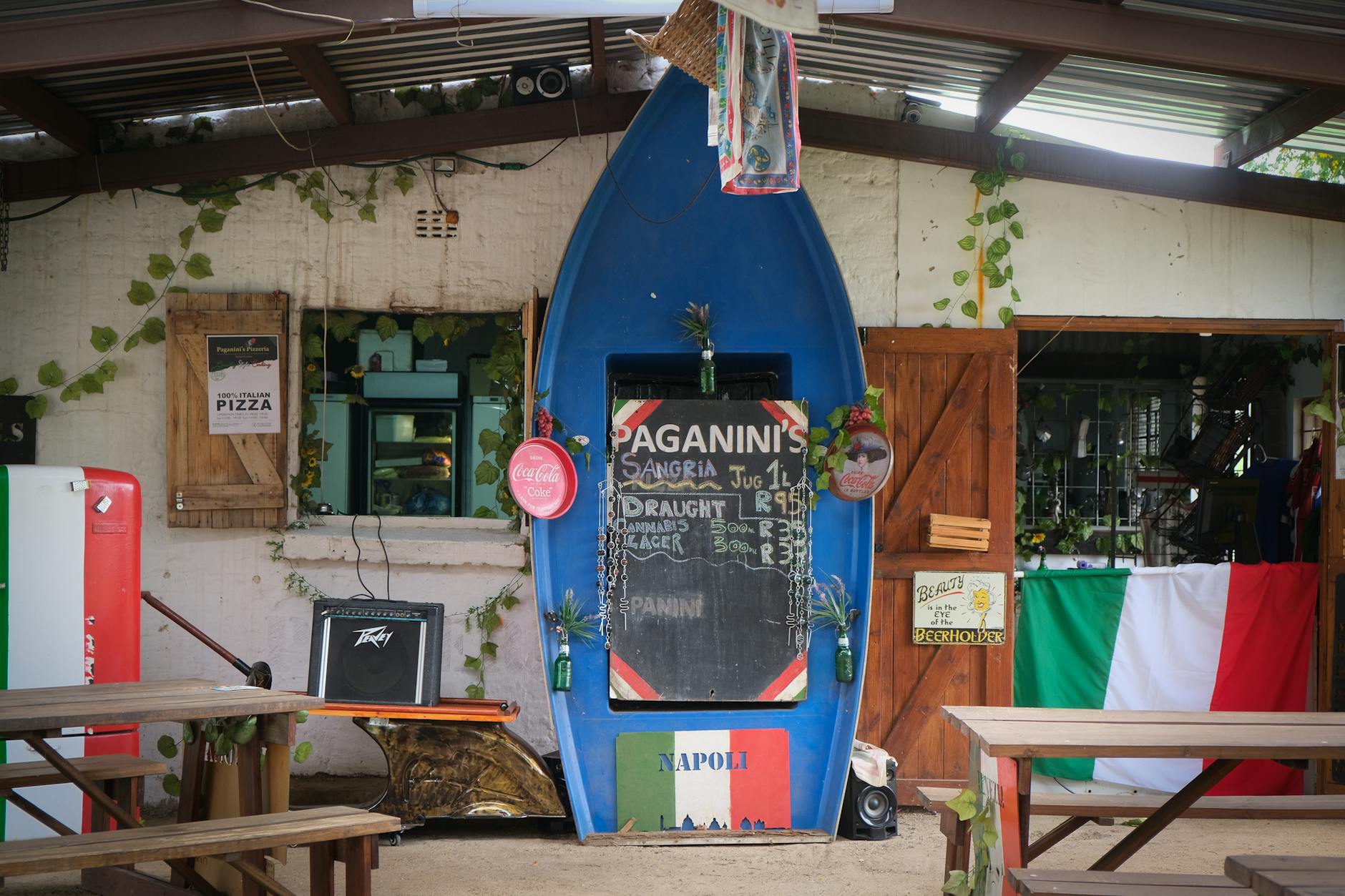 Wnętrze rustykalnej włoskiej restauracji z wyeksponowanym menu