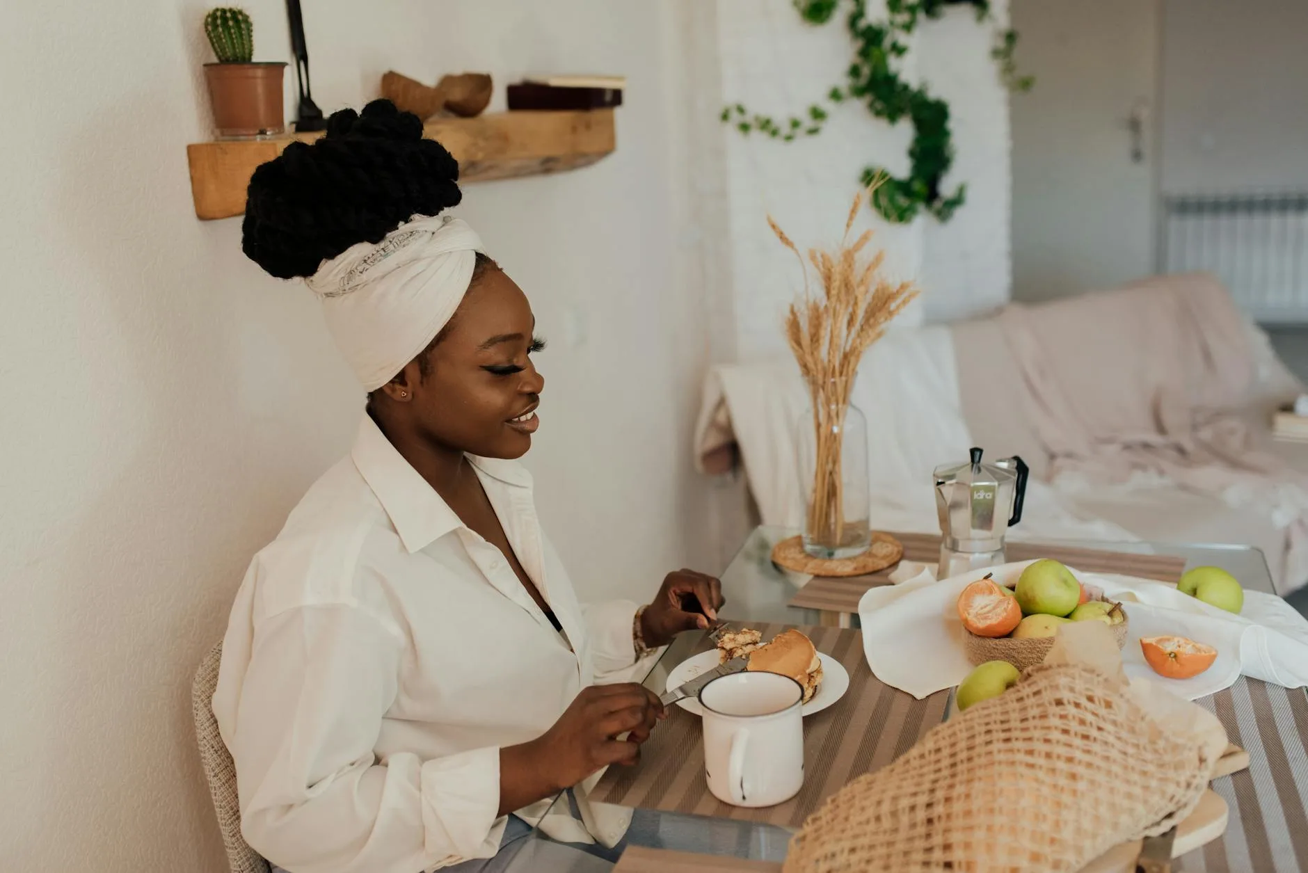 Kobieta jedząca zdrowe śniadanie przy stole w przytulnym mieszkaniu