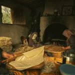 Smaki Podlasia: co zjeść w Białowieży i okolicach Kobiety w wiejskiej kuchni wyrabiające tradycyjny chleb