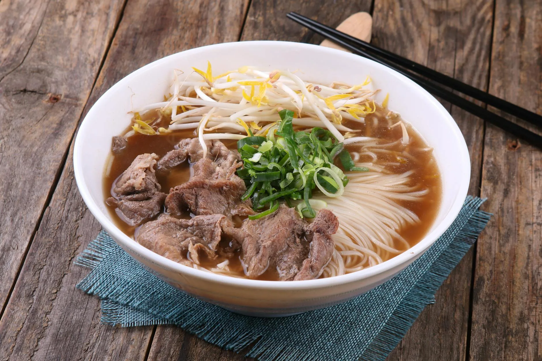Zupa pho w wersji domowej: aromatyczny wywar i sekrety przypraw Miska domowej zupy pho z wołowiną, makaronem ryżowym i ziołami