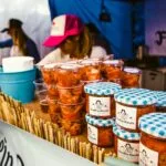 Stoisko z kolorowym kimchi na berlińskim street food markecie