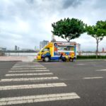Kolorowy food truck nad rzeką zaparkowany przy pustej miejskiej ulicy
