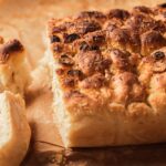 Zbliżenie na świeżo upieczoną domową focaccię na papierze do pieczenia