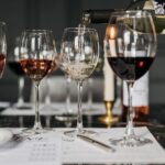 Degustacja wina w eleganckim wnętrzu, sommelier nalewa wino do kieliszków
