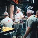 Kebab, który ma sens: na co patrzeć w budce Kucharze przy ulicznej budce przygotowują kebab z poziomego rożna