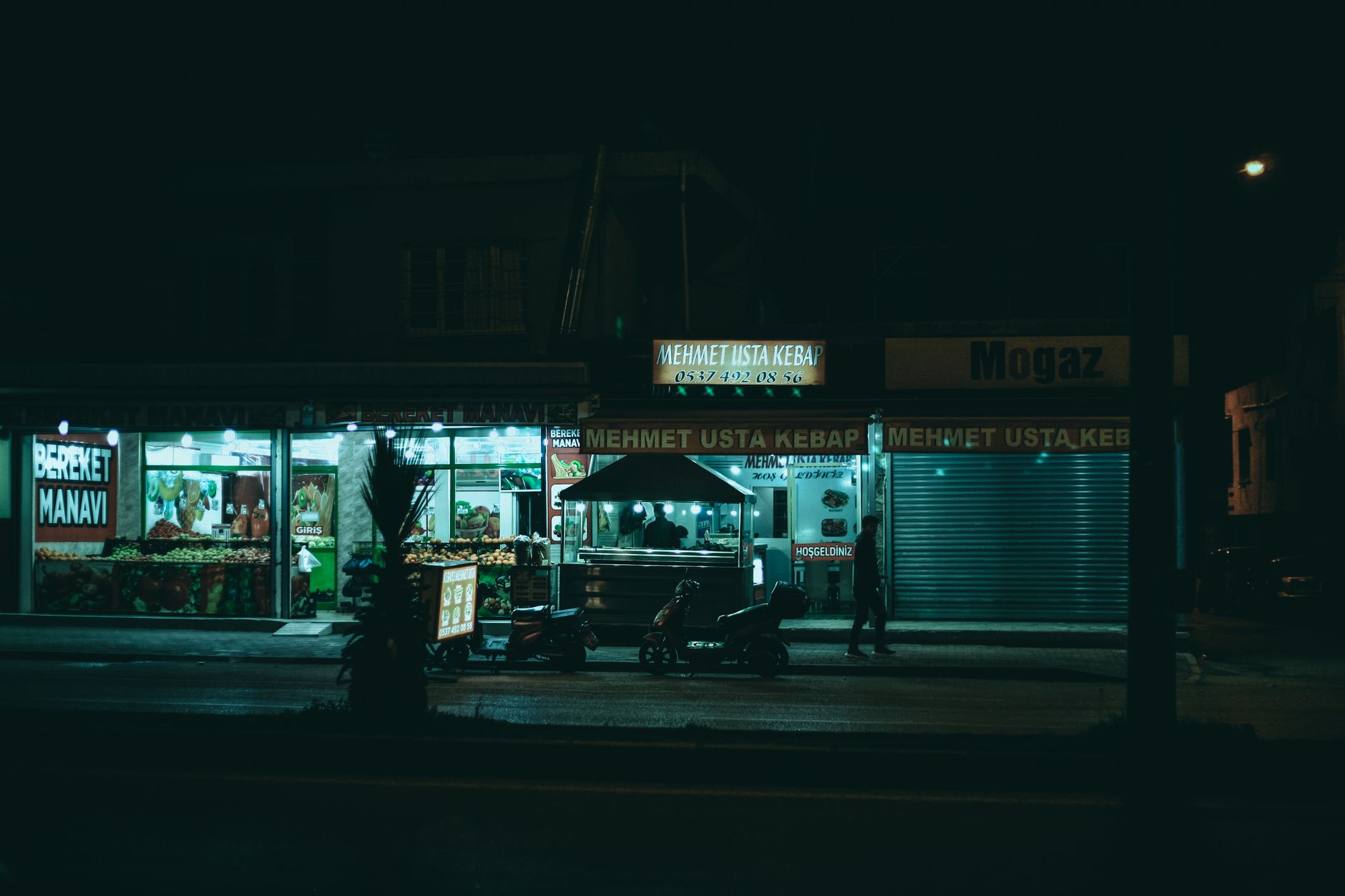 Nocna uliczka z oświetlonymi budkami i kebabem w klimacie street food