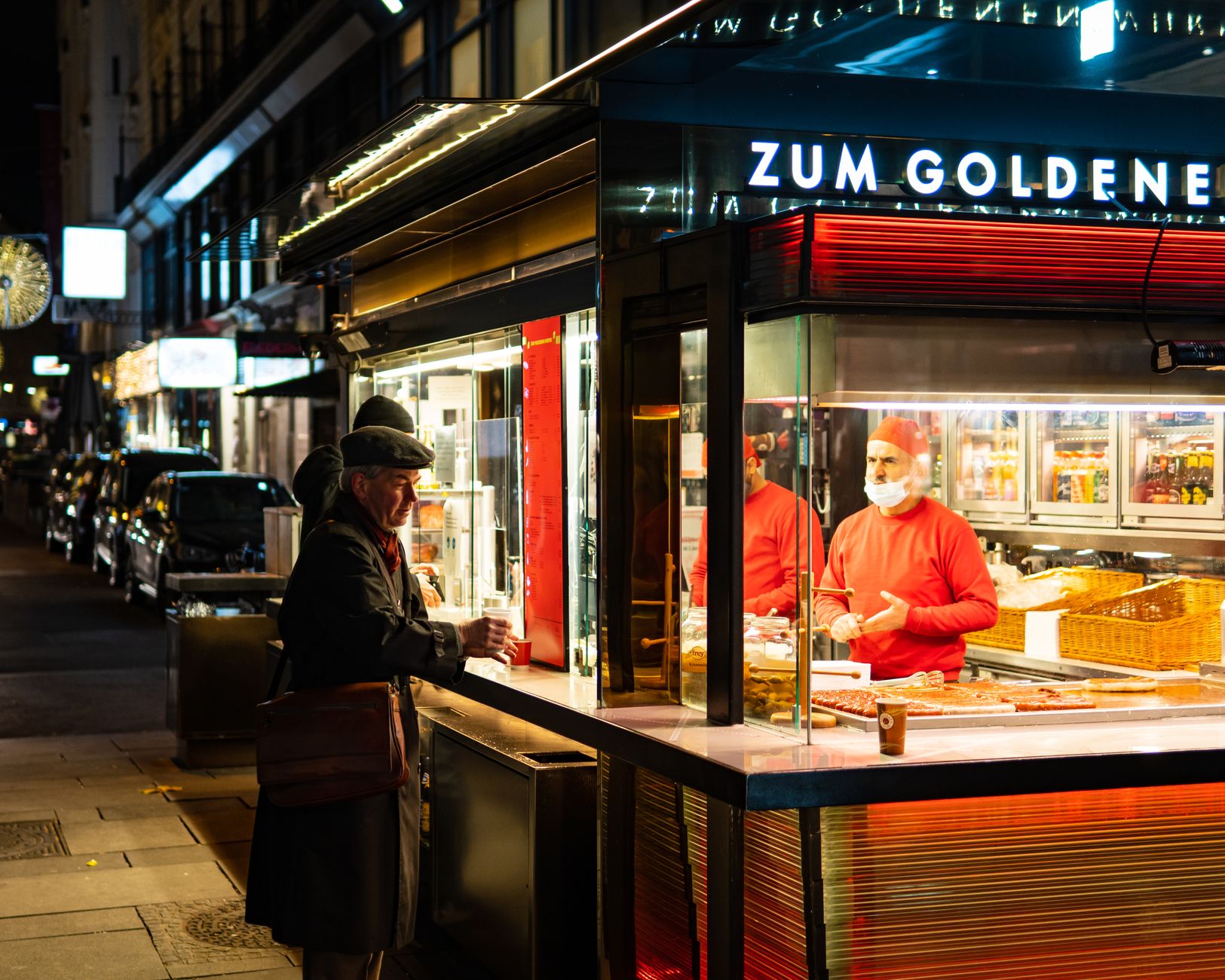 Nocny street food w Wiedniu, sprzedawca kebabu przy kolorowej budce
