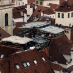Restauracje z widokiem: kiedy panorama ratuje, a kiedy rozczarowuje Urokliwa restauracja na dachu z widokiem na czerwone dachy miasta