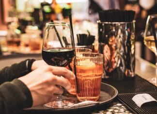 Aperitivo we Włoszech: ile kosztuje drink, jak działa bufet i co wypada nałożyć Aperitivo we Włoszech: ile kosztuje drink, jak działa bufet i co wypada nałożyć